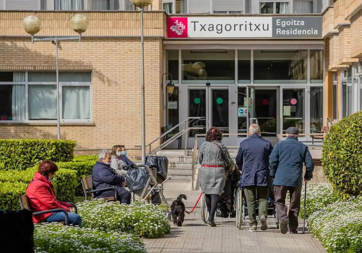 Familias y usuarios de la residencia foral Txagorritxu.