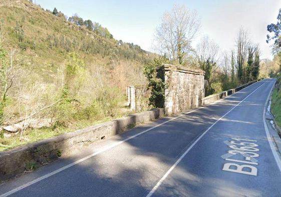 Imagen de los pilares y parte del antiguo puente ferroviario que se usará como bidegorri.