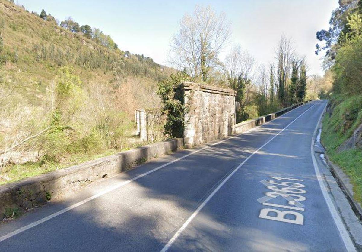 Imagen de los pilares y parte del antiguo puente ferroviario que se usará como bidegorri.