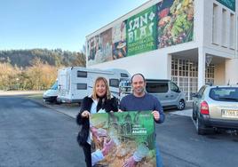 La teniente de alcalde, Edurne Maguregi y el alcalde Mikel Urrutia posan con el cartel anunciador que refleja la realización del tradicional talo en la feria de San Blas.