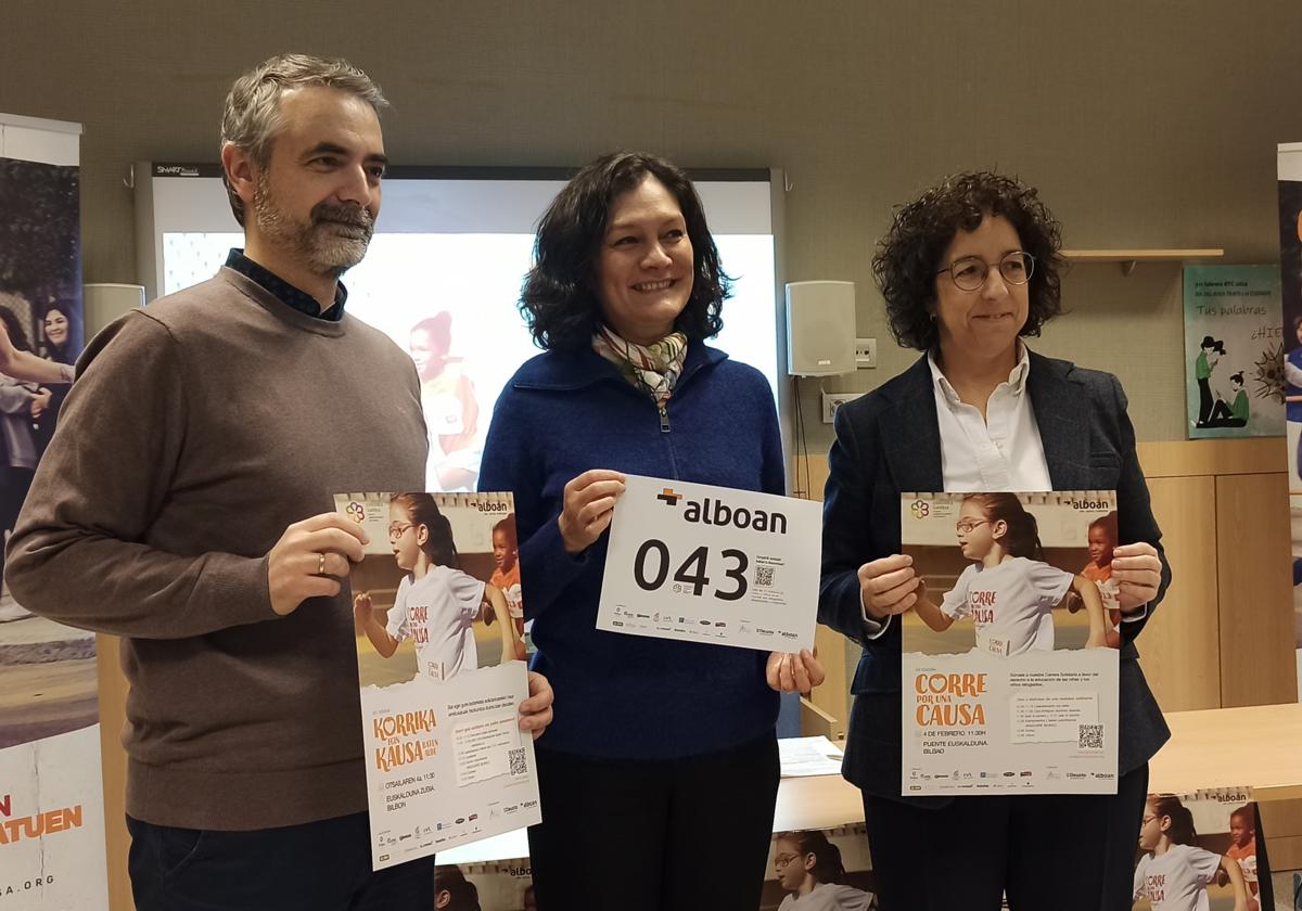 Salva Ayuso, director del Colegio Jesuitas de Indautxu; Mary Tere Guzmán, directora de Alboan; y Aitziber Irigoras, vicerrectora de la Universidad de Deusto.