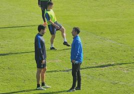 Jandro charla con Etxeita durante el entrenamiento de este jueves en Urritxe.