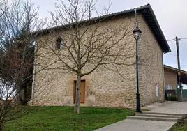 La ermita San Esteban de Etxabarri Ibiña luce restaurada