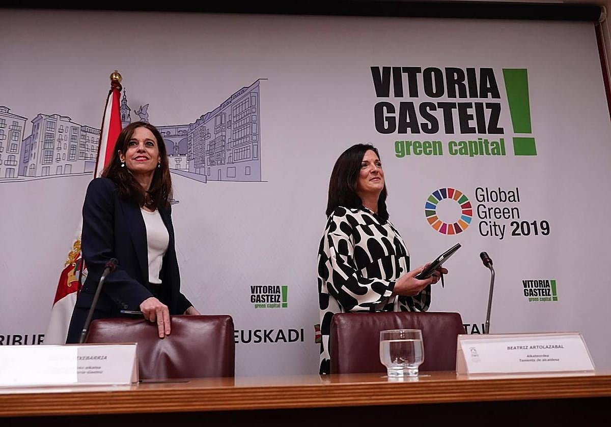 La alcaldesa de Vitoria, Maider Etxebarria (PSE), y la teniente de alcaldesa, Beatriz Artolazabal (PNV) han comparecido para valorar el acuerdo presupuestario.