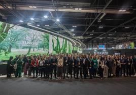 Foto de familia en el stand de Euskadi en Fitur.