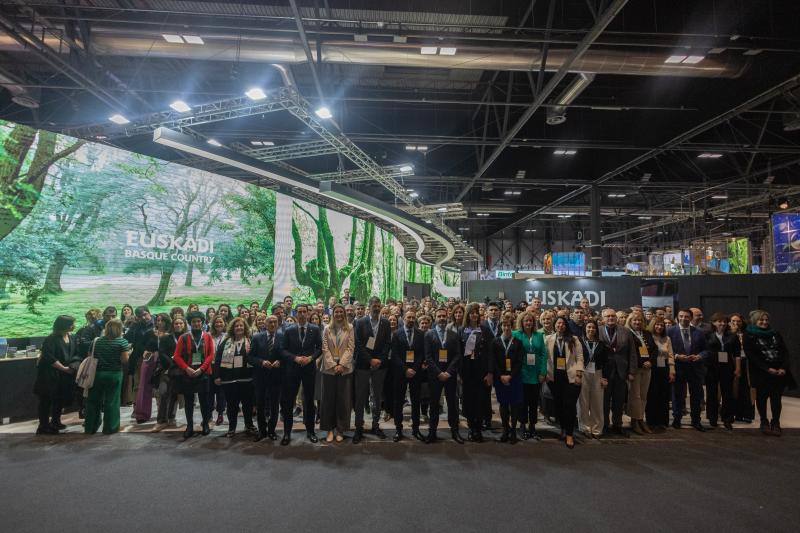 Foto de familia en el stand de Euskadi en Fitur.