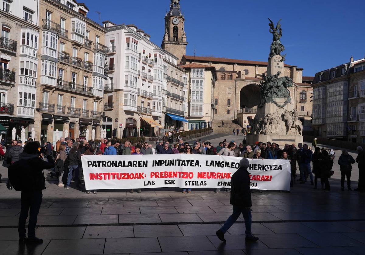 La manifestación de los sindicatos este jueves en la Virgen Blanca.