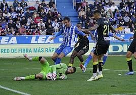 Kike se topa con Maximiano en el partido de la primera vuelta ante el Almería.