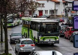 Una unidad del Bizkaibus parte desde la parada del parque de la Lamera de Bermeo.