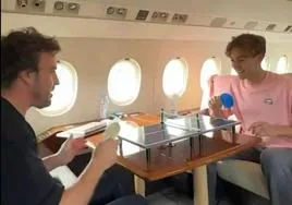 El surrealista juego de Fernando Alonso y George Russel: partido de ping pong en pleno vuelo