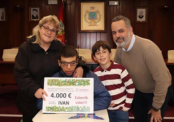 El alcalde Iker López junto a Iván García, su madre y su hermano.