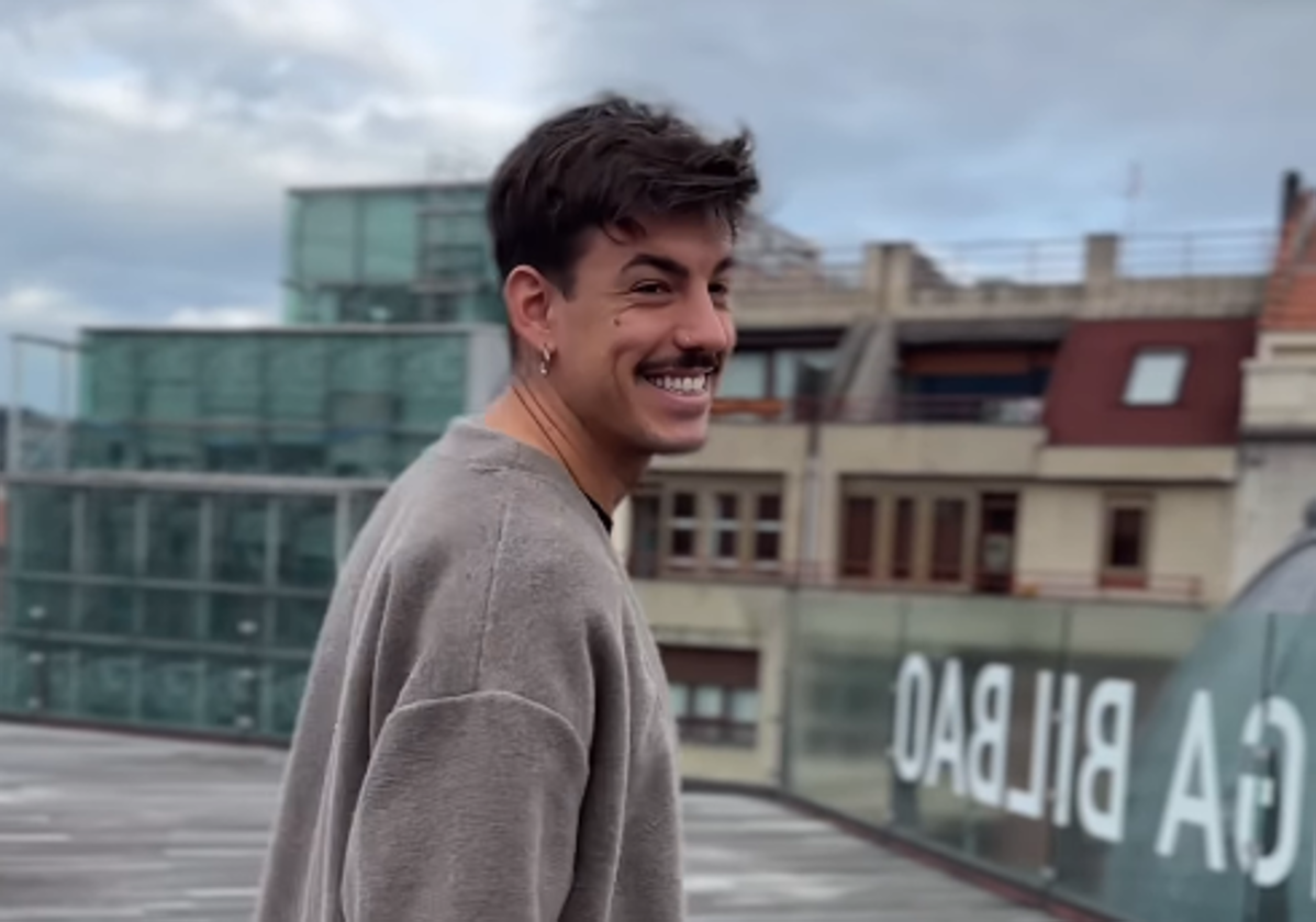 Luitingo disfruta de la terraza de la Alhóndiga e imita a Jessica Bueno: «Me he creído 'influense'»