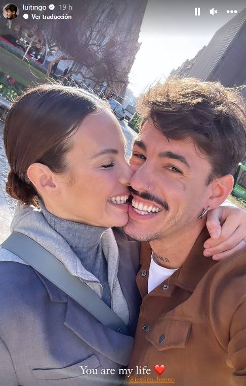 Jessica Bueno y Luitingo en la plaza Moyua.