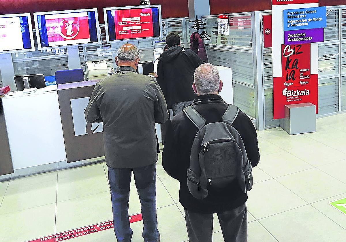 Jubilados esperan a ser atendidos en las oficinas de la Hacienda foral vizcaína.