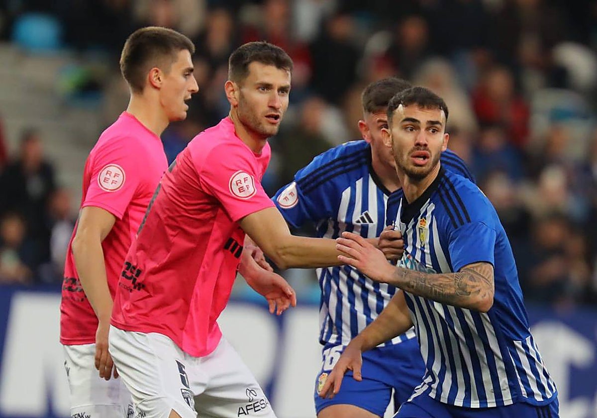 Gaizka Martínez, autor del gol del Sestao River, frente a un un futbolista de la Ponferradina.