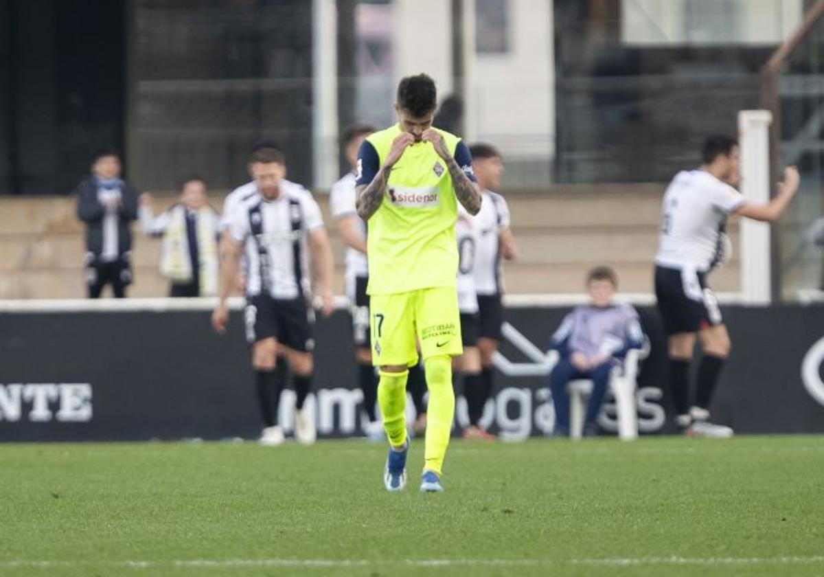 Rayco se lamenta tras el gol del Cartagena.