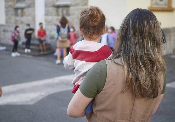 Estas son las diez ayudas a del SEPE y la Seguridad Social a las que pueden optar las madres solteras