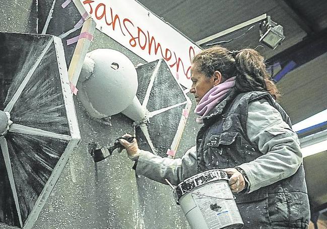 Las comparsas ultiman detalles de la carrozas.