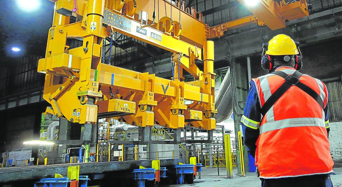 Un operario maneja una máquina de precisión en una planta de Sidenor.