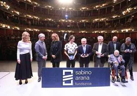 Los premiados posan en el escenario del Arriaga, junto al lehendakari, Iñigo Urkullu; Andoni Ortuzar, presidente del Euzkadi Buru Batzar y Mireia Zarate, presidenta de la Fundación Sabino Arana.