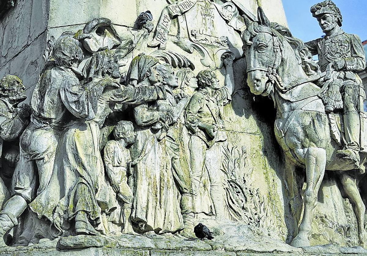 La escena del monumento en que el pueblo aclama al General Álava es una de las más deterioradas.