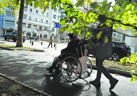 Muchas familias recurren a empleadas del hogar para el cuidado de mayores dependientes.