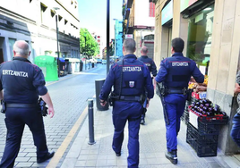 Trasladan a detenidos en Gipuzkoa a Bizkaia y Vitoria por falta de ertzainas especializados