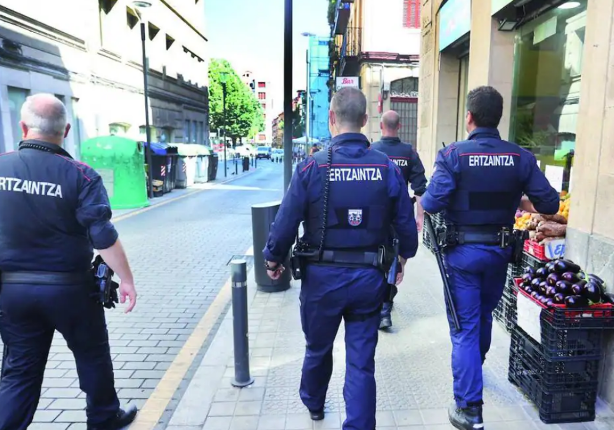 Trasladan a detenidos en Gipuzkoa a Bizkaia y Vitoria por falta de ertzainas especializados