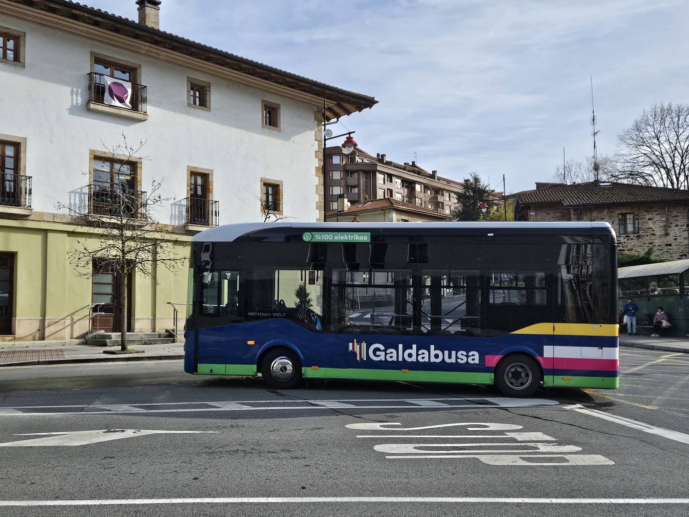 El servicio Galdabusa a su paso por el ayuntamiento.