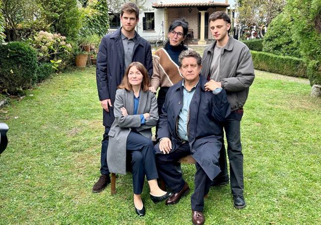 Alauda Ruiz de Azúa y los actores de la serie 'Querer'.