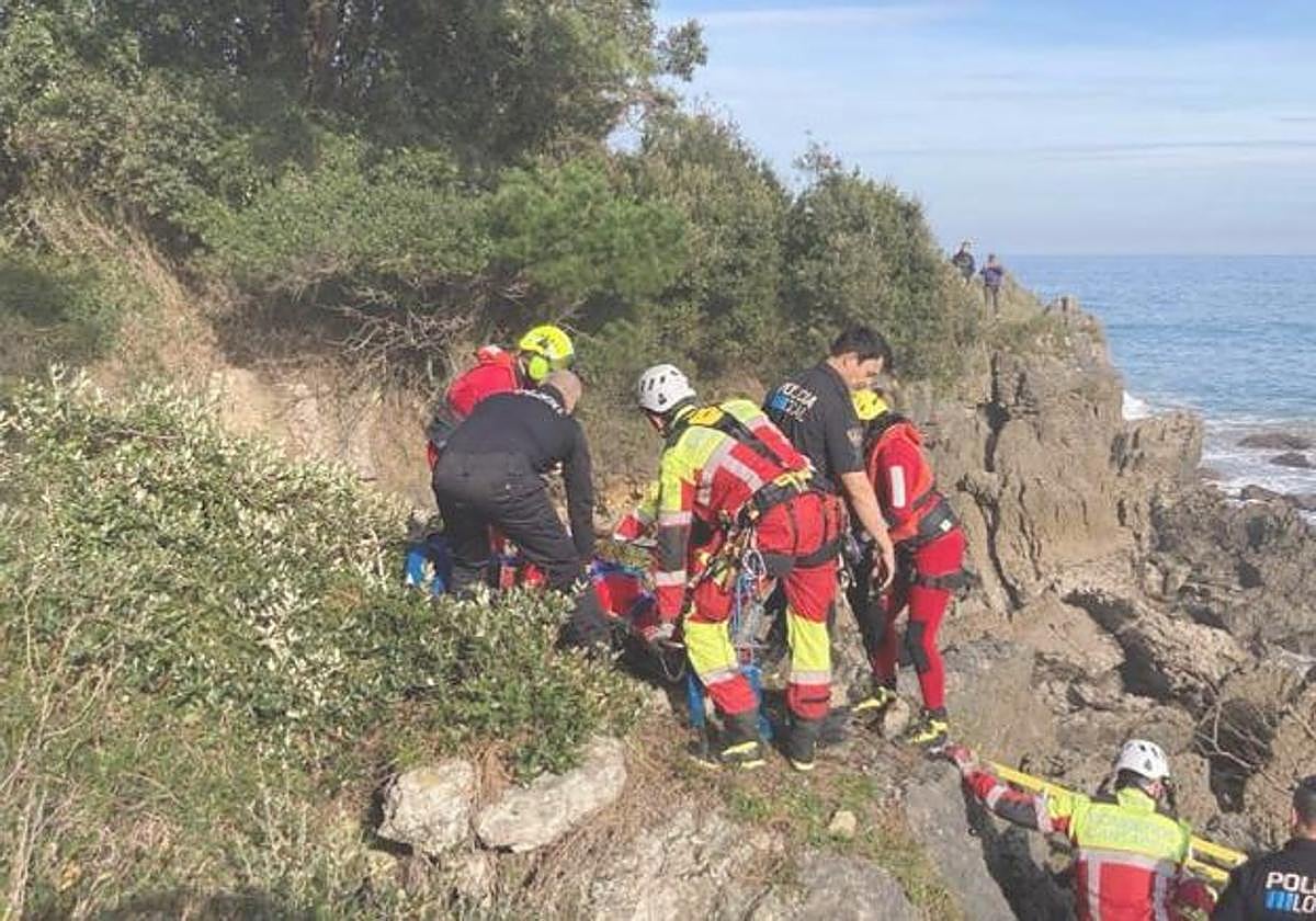 Herido muy grave un bilbaíno al caer por una sima de los acantilados de Noja