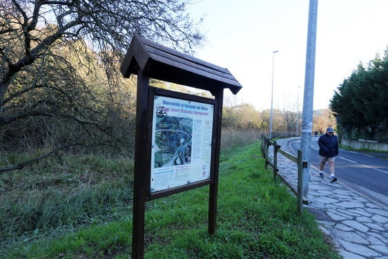 Un cartel da la bienvenida al humedal de Bolue.