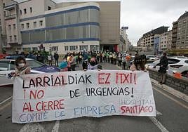Protesta de trabajadores y pacientes delante de las Urgencias de Santiago
