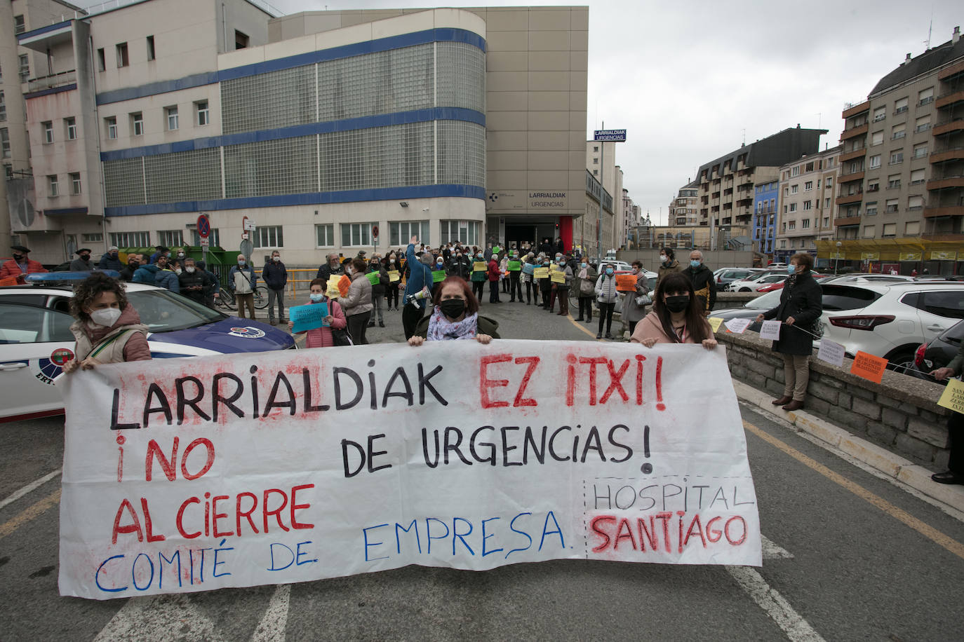 Protesta de trabajadores y pacientes delante de las Urgencias de Santiago