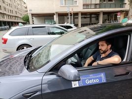 Un taxista espera en la parada de Las Arenas.