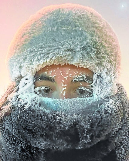 Natalia posa forrada de ropa mientras el frío extremo cubre su cara de esquirlas de hielo y nieve.