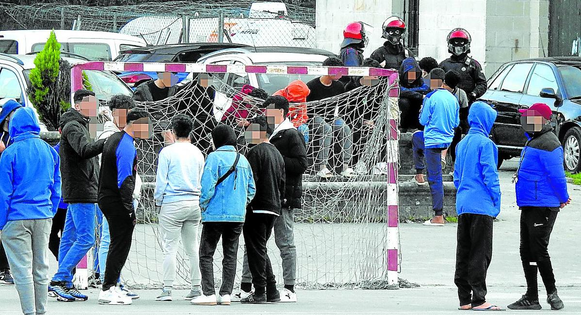 Agentes de la Ertzaintza, ayer en la zona exterior del centro de menores en el que se produjeron los registros.