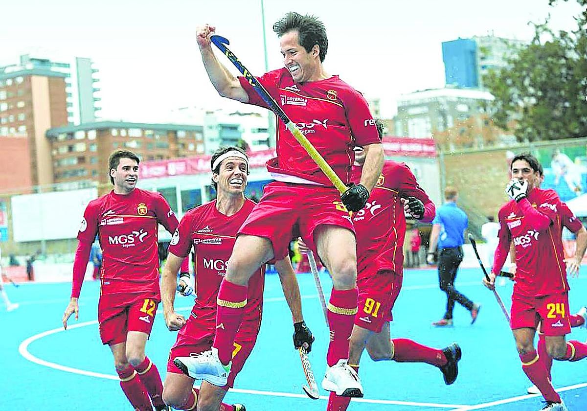 El jugador vizcaíno celebra un gol con la selección española de hockey.