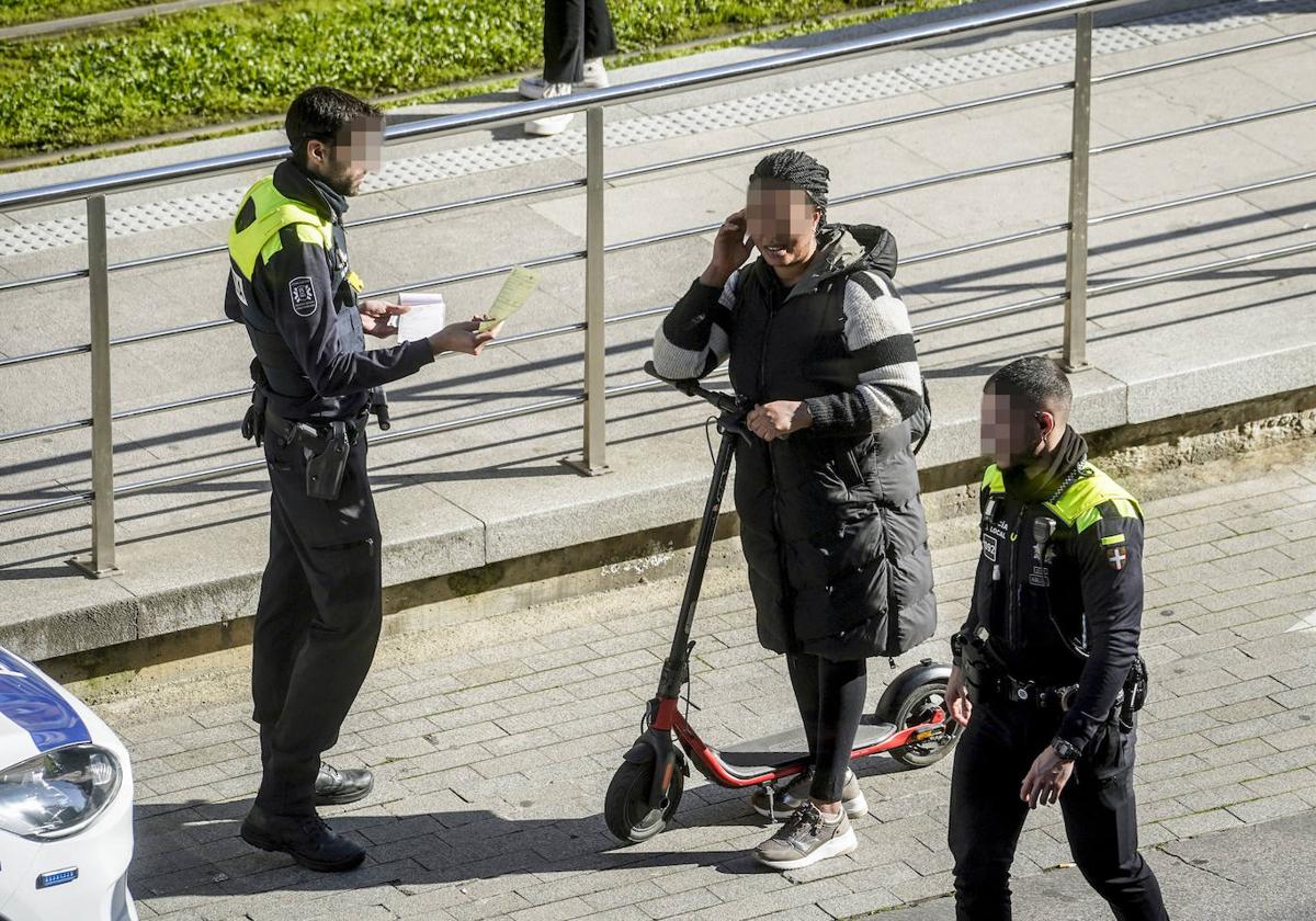 Policías locales multan a una usuaria de patinete.