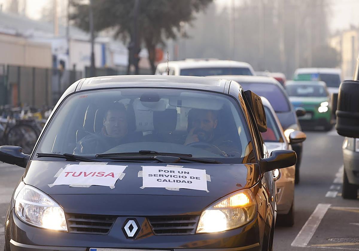 Los trabajadores de Tuvisa protestan con una caravana de coches antes de la huelga