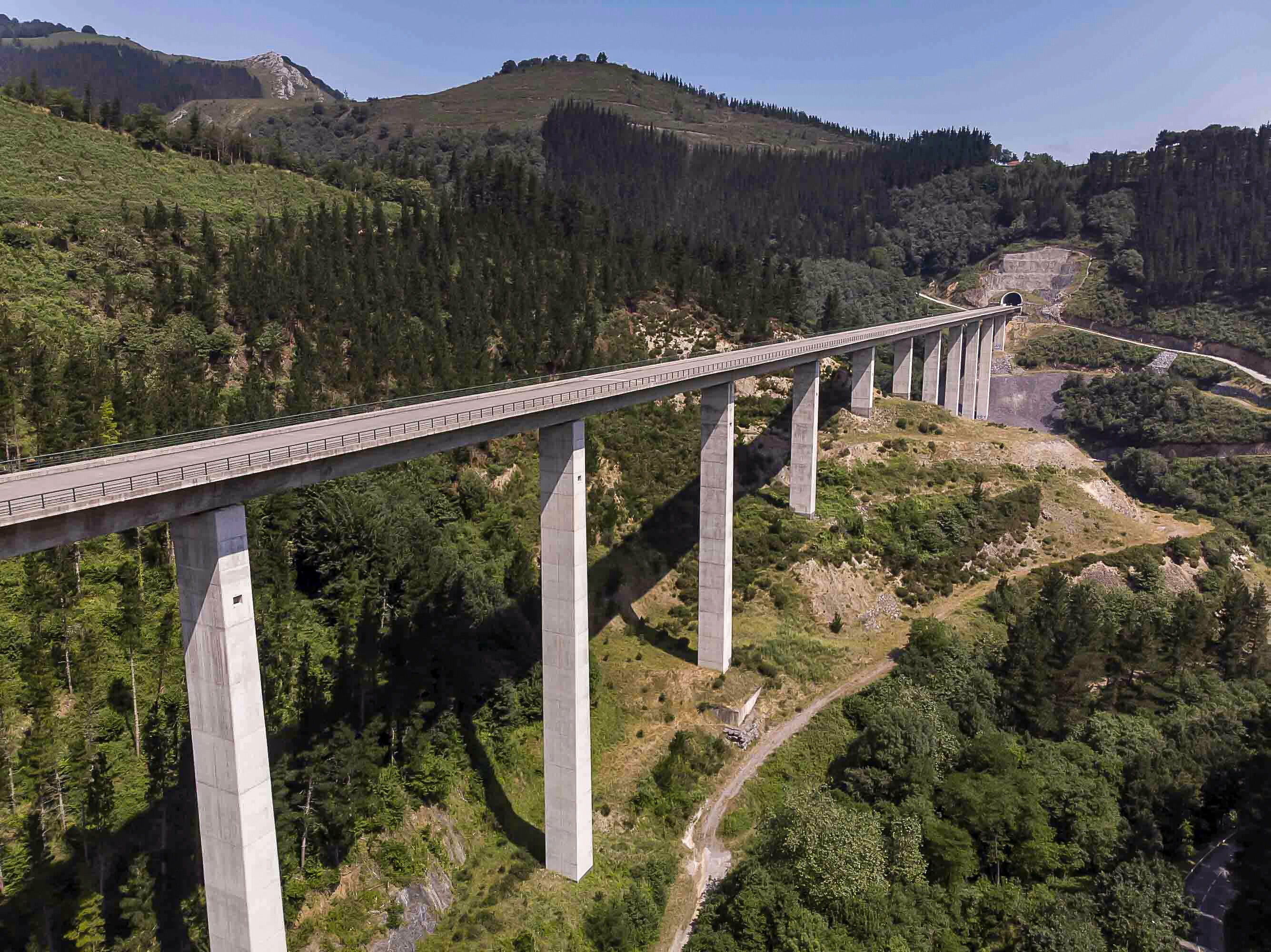 Vista aérea del viaducto del TAV que recorre el entorno de Aramaio, en Álava.