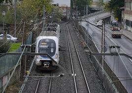 Un tren de Euskotren circulando entre Euba y Amorebieta.