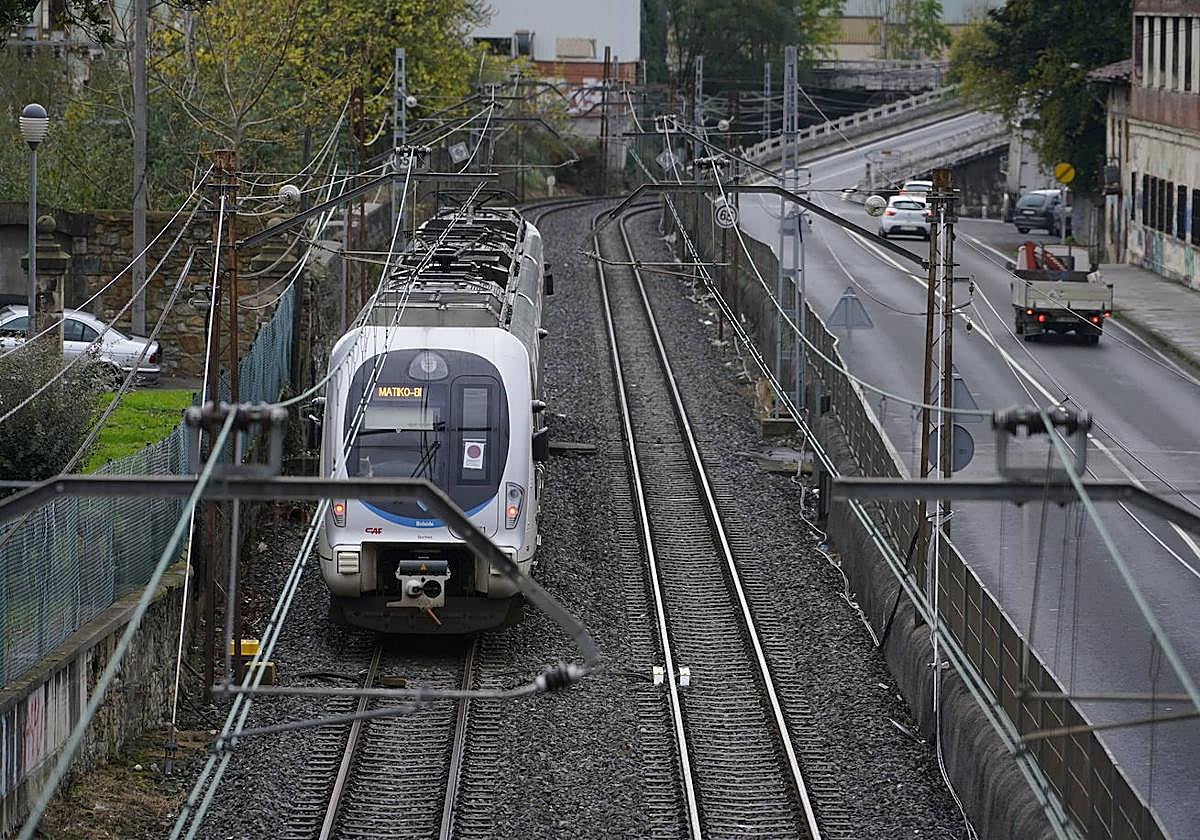 Un tren de Euskotren circulando entre Euba y Amorebieta.