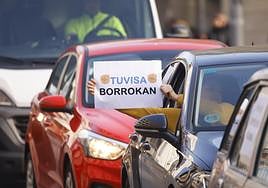Trabajadores de Tuvisa organizaron este martes una caravana de coches para pedir una solución al conflicto.