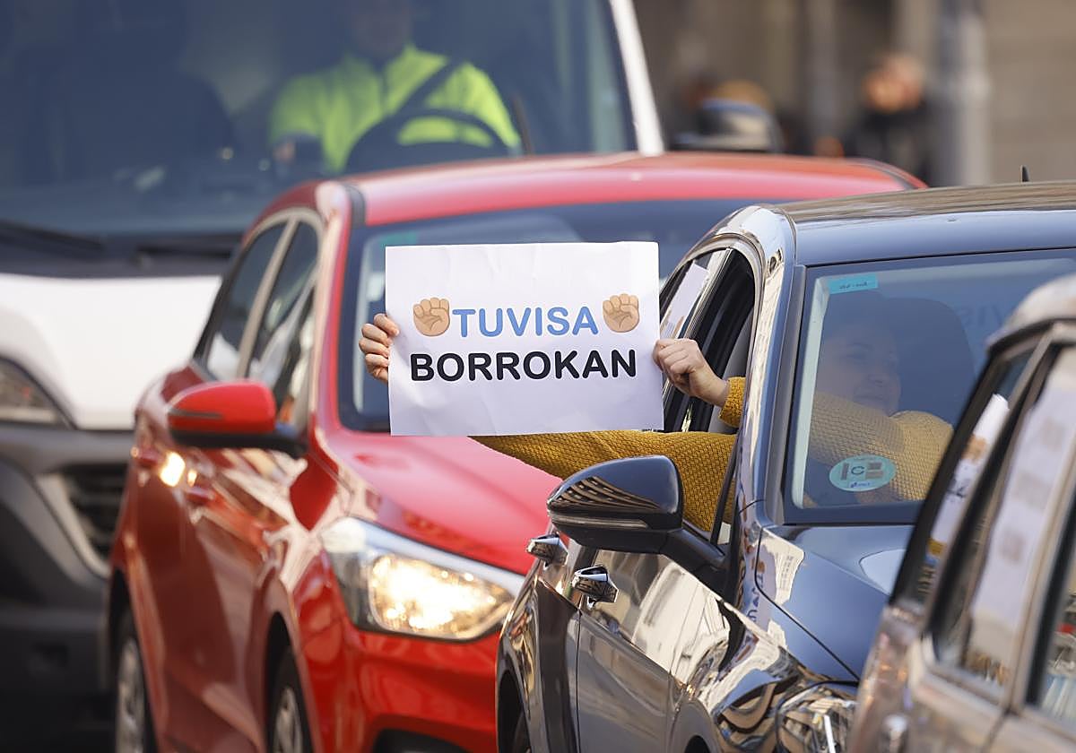 Trabajadores de Tuvisa organizaron este martes una caravana de coches para pedir una solución al conflicto.