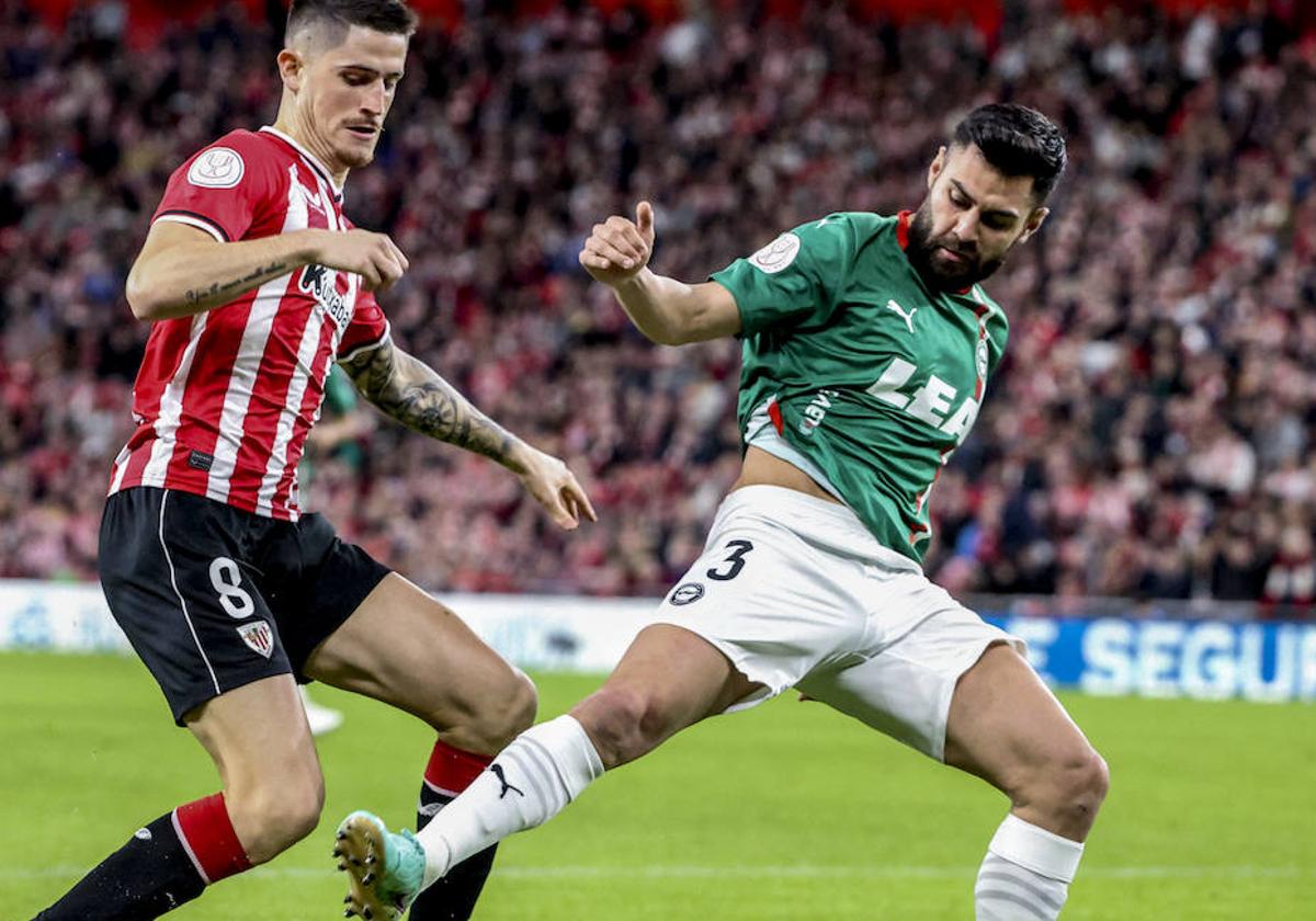 Duarte intenta cortar el balón en el partido de Copa contra el Athletic.