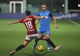 Alex Carbonell, durante el choque ante el Zaragoza en Lezama.