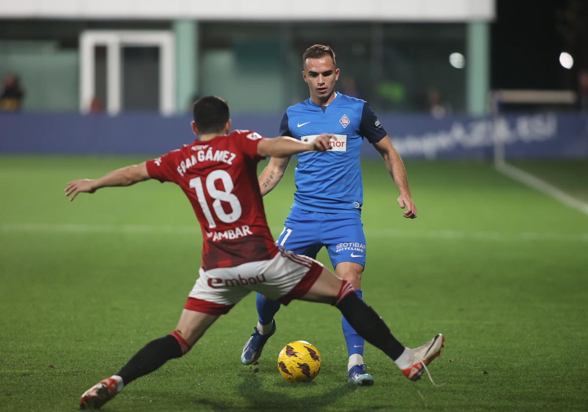 Alex Carbonell, durante el choque ante el Zaragoza en Lezama.