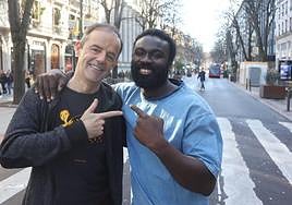 El escritor Jon Arretxe y el actor protagonista de 'Detective Touré', Malcolm Treviño-Sitté, en la Gran Vía de Bilbao.