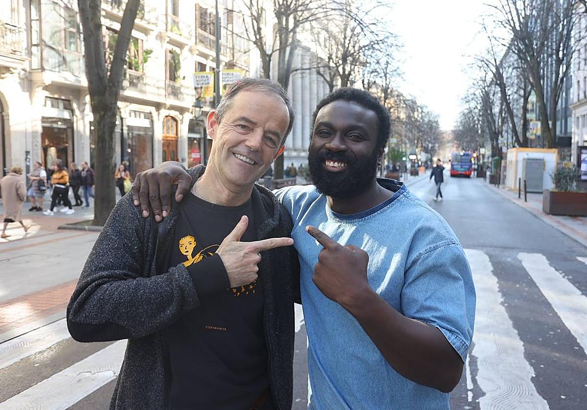 El escritor Jon Arretxe y el actor protagonista de 'Detective Touré', Malcolm Treviño-Sitté, en la Gran Vía de Bilbao.